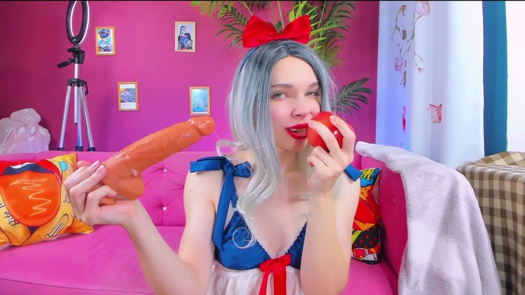 sexy foto nr. 9 von Deepthroat - Geile Märchenprinzessin schluckt großen Dildo