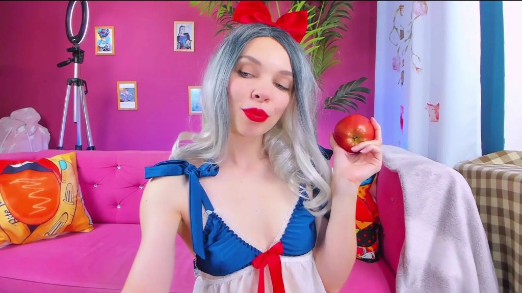 Deepthroat - Geile Märchenprinzessin schluckt großen Dildo