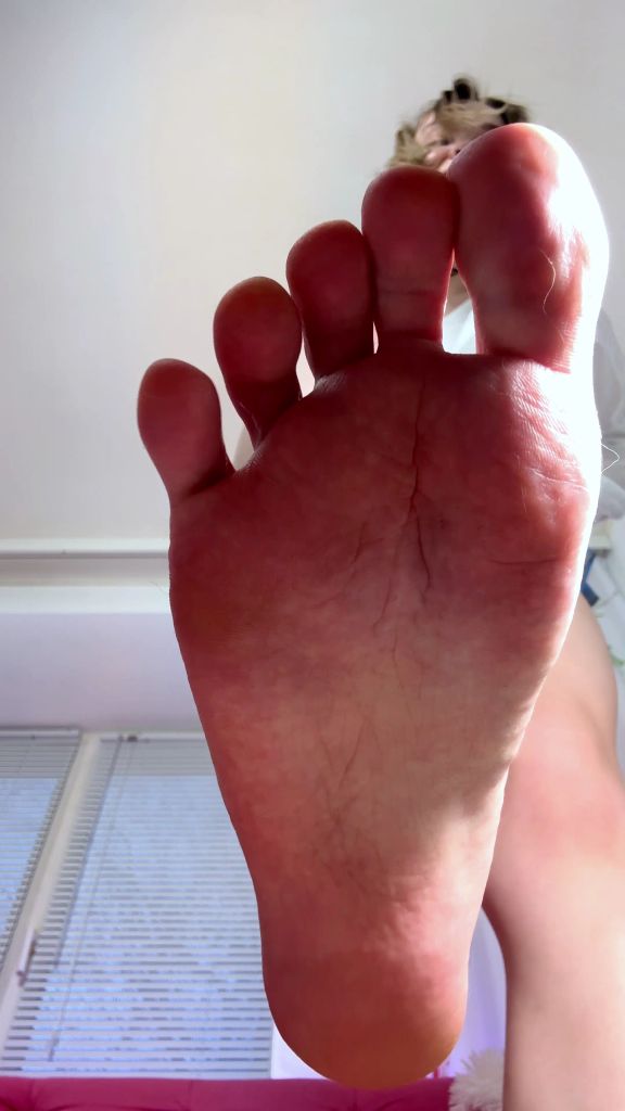 sexy foto nr. 2 von Riesin lässt dich ihre Füße reinigen