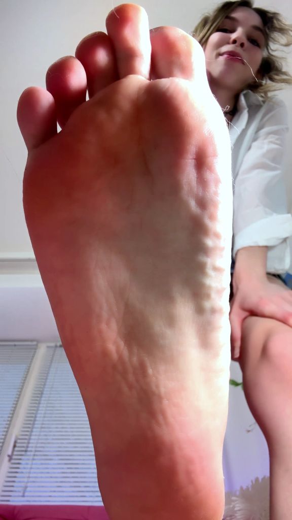 sexy foto nr. 7 von Riesin lässt dich ihre Füße reinigen