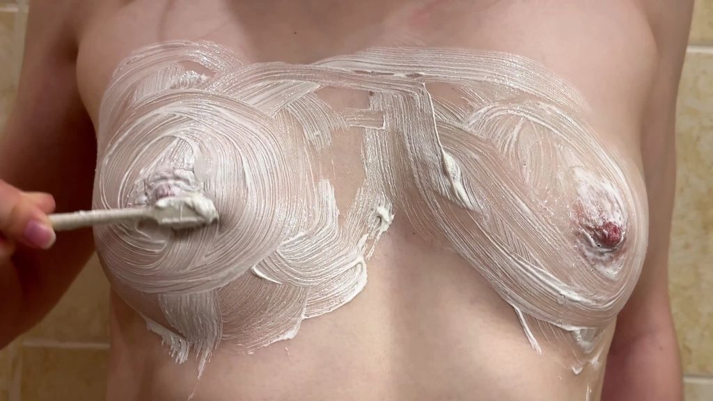 sexy foto nr. 5 von Extreme Close-Up Nipples Tease With Toothbrush & Toothpaste