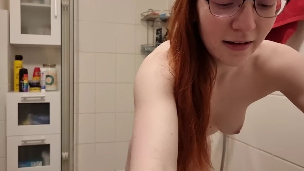 sexy foto nr. 4 von Toilette kaputt dann pinkle ich in die Badewanne