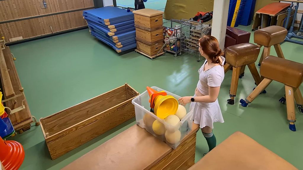 sexy foto nr. 1 von Versteckte Kamera!!! Perverser Trainer fickt im Geräteraum!