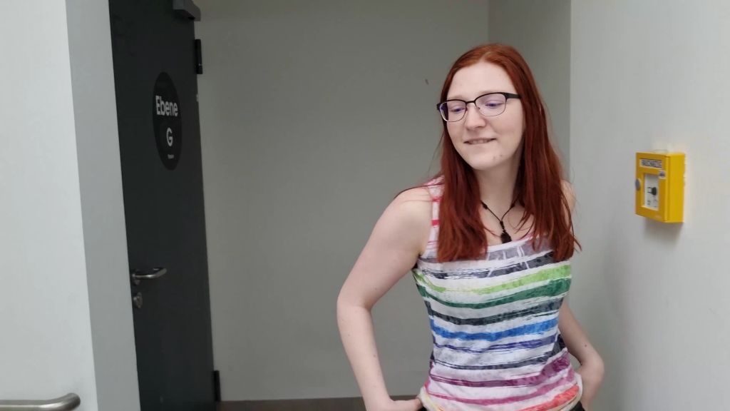 sexy foto nr. 3 von Fuck!!! Beim Blasen im Einkaufszentrum erwischt!!!