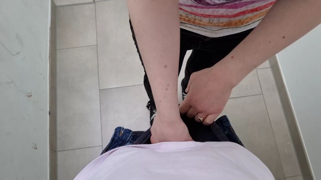 sexy foto nr. 4 von Fuck!!! Beim Blasen im Einkaufszentrum erwischt!!!