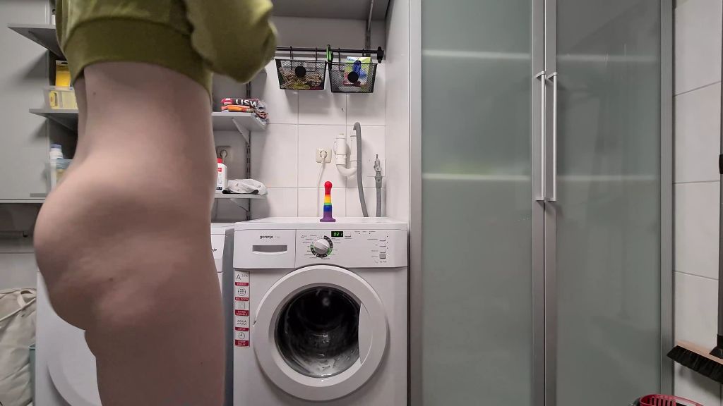 sexy foto nr. 3 von ERWISCHT!!! Vom Nachbarn im Waschkeller gefickt!