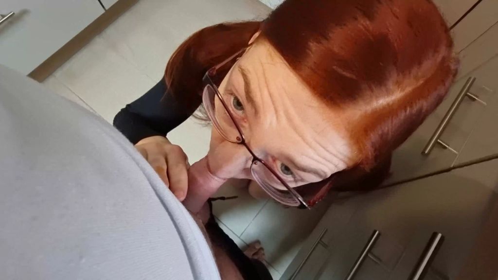 sexy foto nr. 3 von Perverser Stiefbruder erzieht mich zur Blaseschlampe!