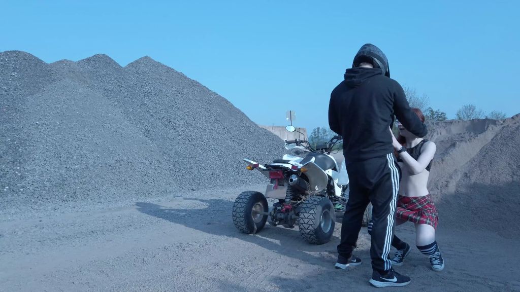 sexy foto nr. 2 von Perverser Boxenstopp!!! Ein Quicky auf dem Quad!