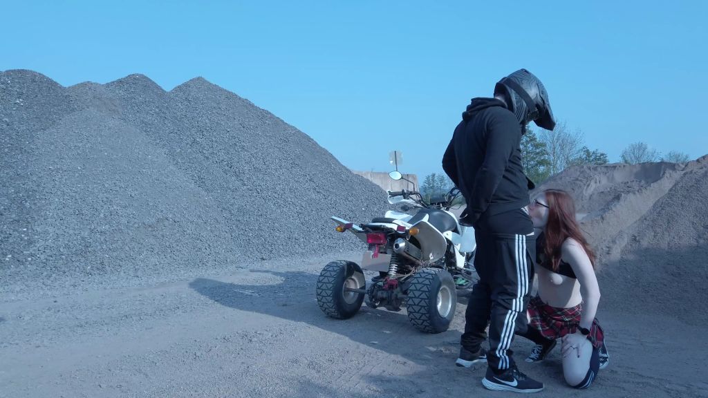 sexy foto nr. 4 von Perverser Boxenstopp!!! Ein Quicky auf dem Quad!