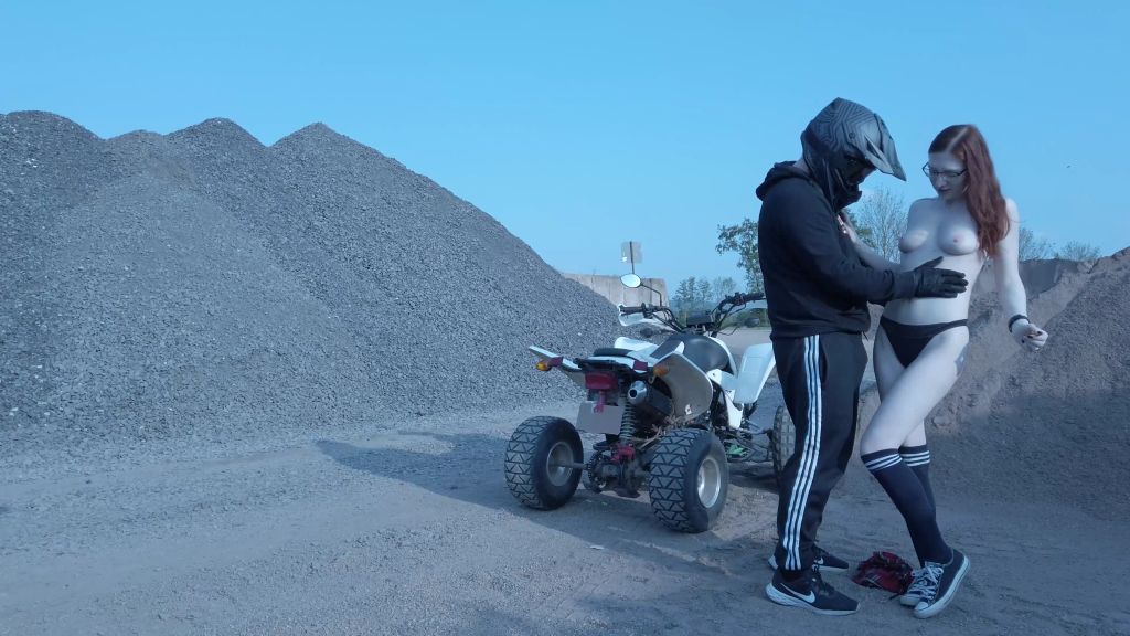 sexy foto nr. 5 von Perverser Boxenstopp!!! Ein Quicky auf dem Quad!