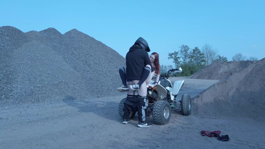 sexy foto nr. 7 von Perverser Boxenstopp!!! Ein Quicky auf dem Quad!