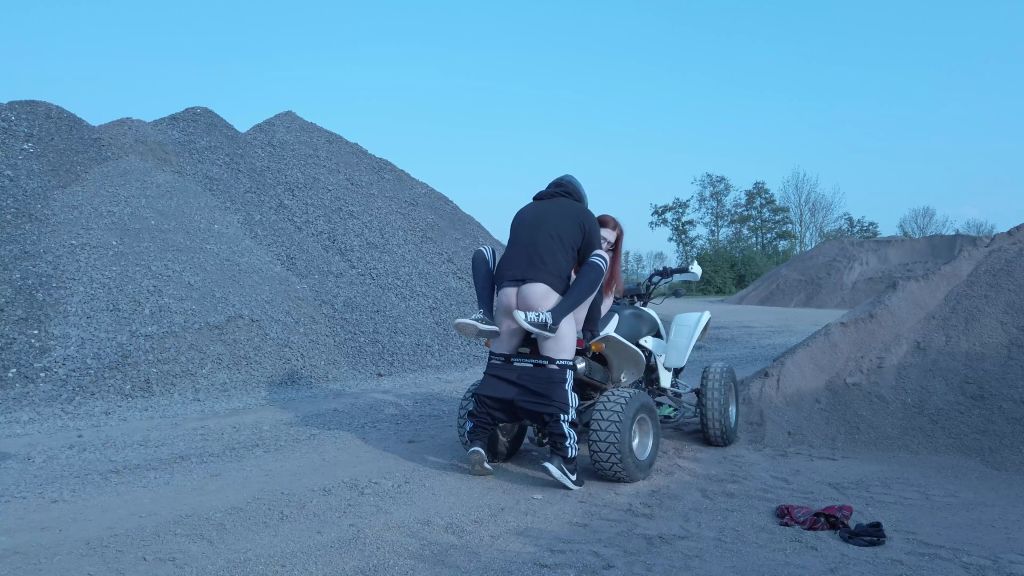 sexy foto nr. 9 von Perverser Boxenstopp!!! Ein Quicky auf dem Quad!