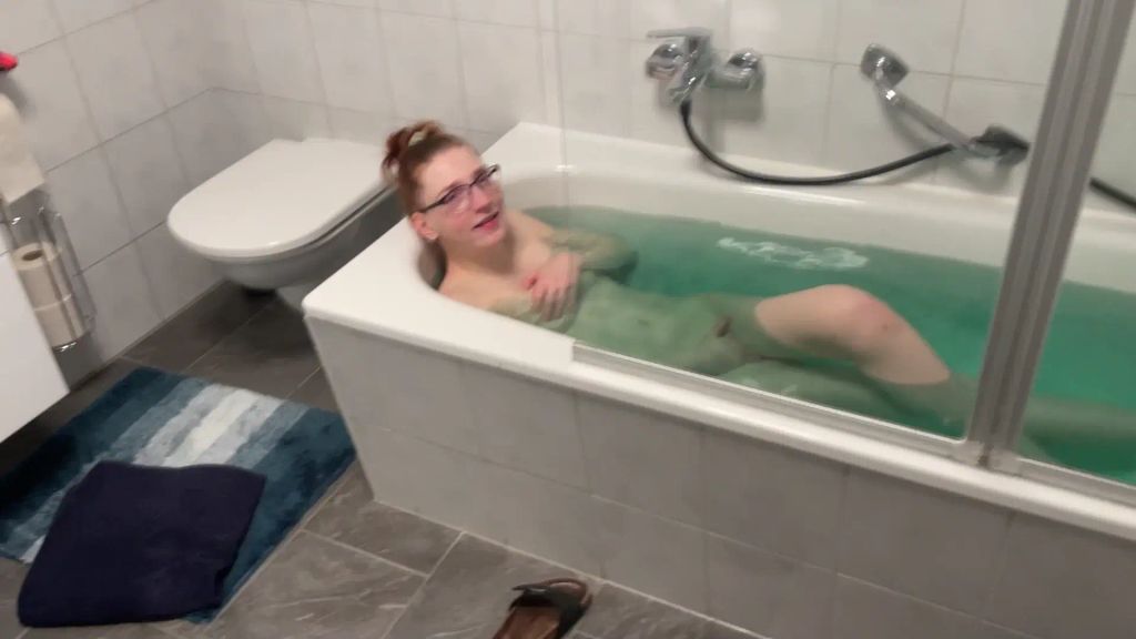 sexy foto nr. 1 von Nie hab ich meine Ruhe! Stepro greift mich beim Baden ab