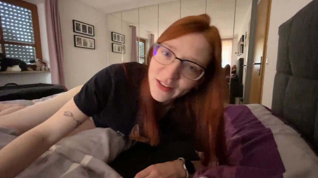Vorschaubild 2 zum Video „Liebeskummer? Da hilft nur ein Schwanz!!!“