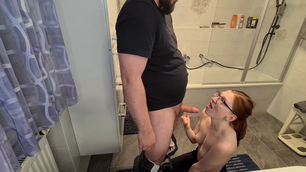 Vorschaubild 7 zum Video „Überraschung von hinten! Quicky beim Zähne putzen!“