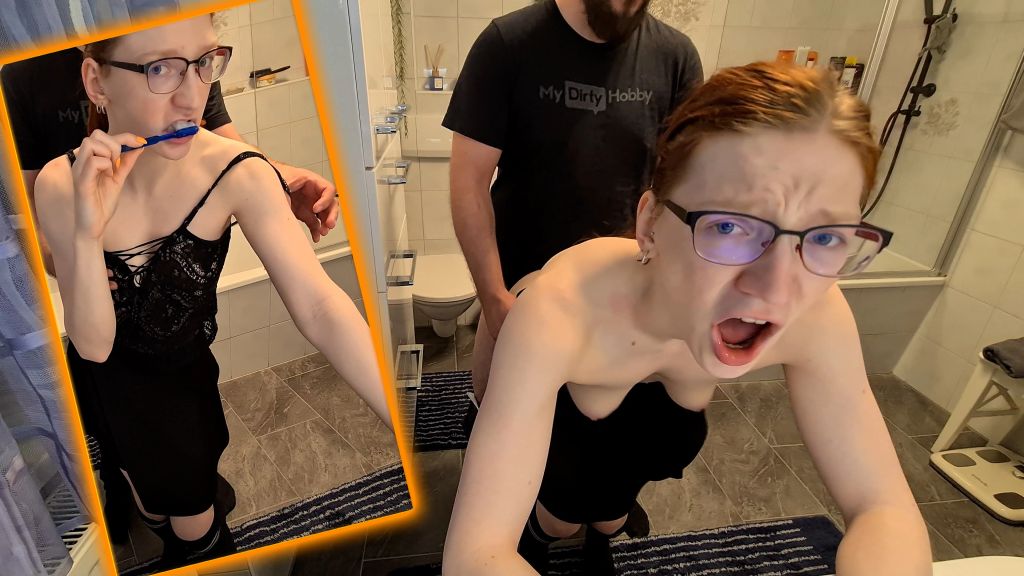 Vorschaubild 9 zum Video „Überraschung von hinten! Quicky beim Zähne putzen!“