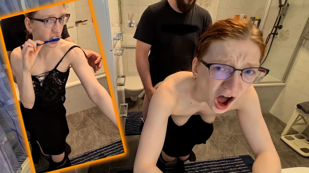 Vorschaubild 10 zum Video „Überraschung von hinten! Quicky beim Zähne putzen!“