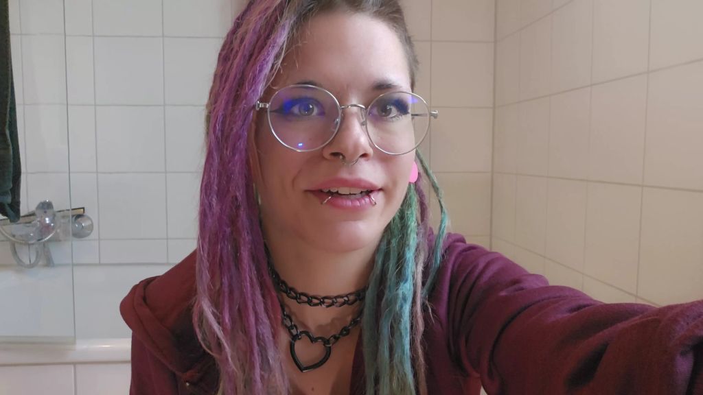 sexy foto nr. 1 von Teenypipi XL | Stiefmuttis Tupper VOLLGEPISST!