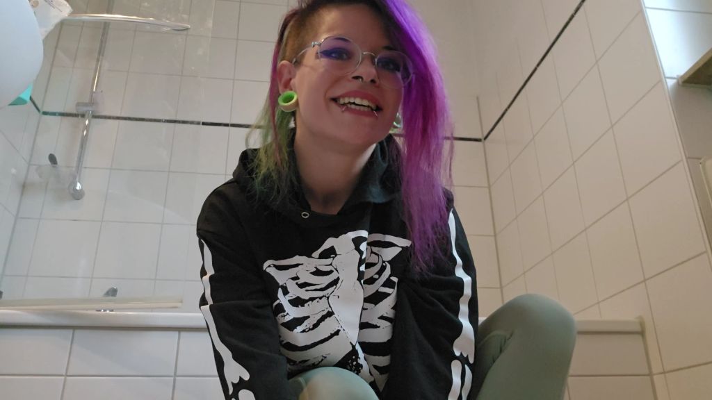 sexy foto nr. 1 von OMG! Mein ERSTES Mal in die Leggings gepisst !!