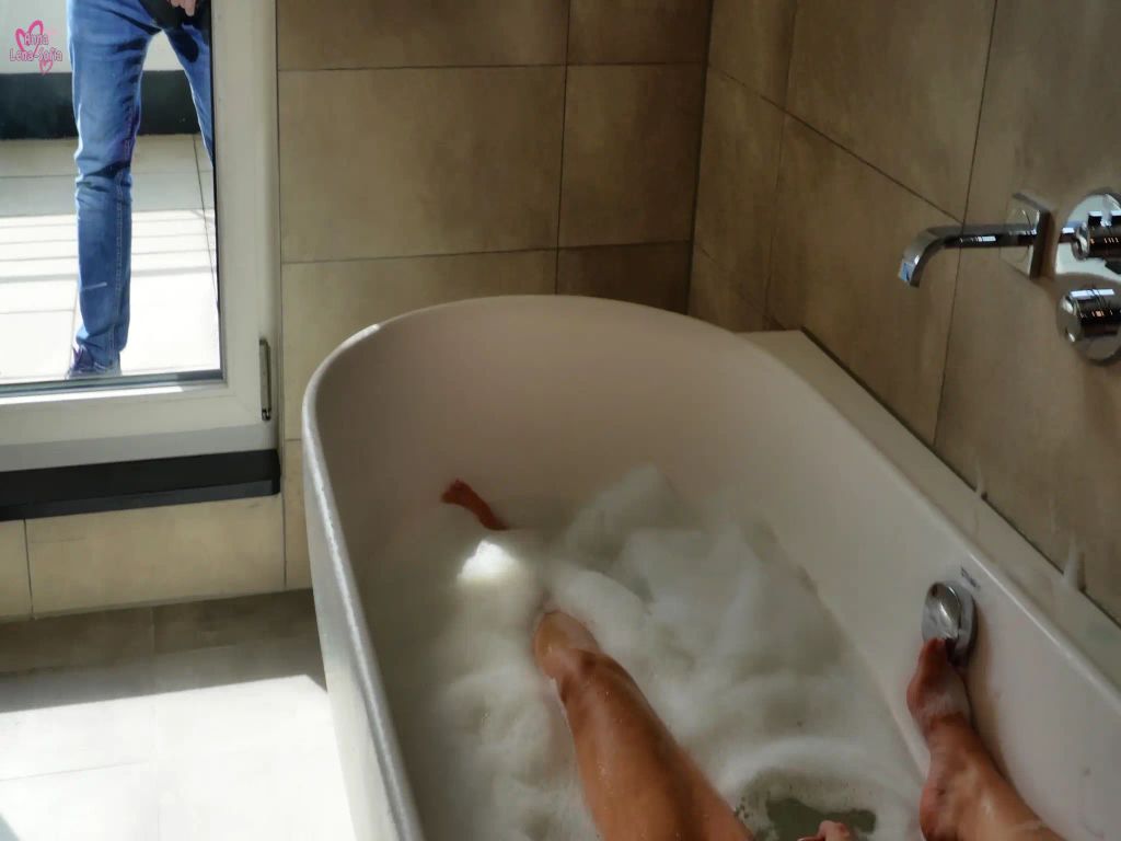 sexy foto nr. 2 von SCHOCK Spanner-Alarm!! Badewannen-Fick wird zum unvergesslic
