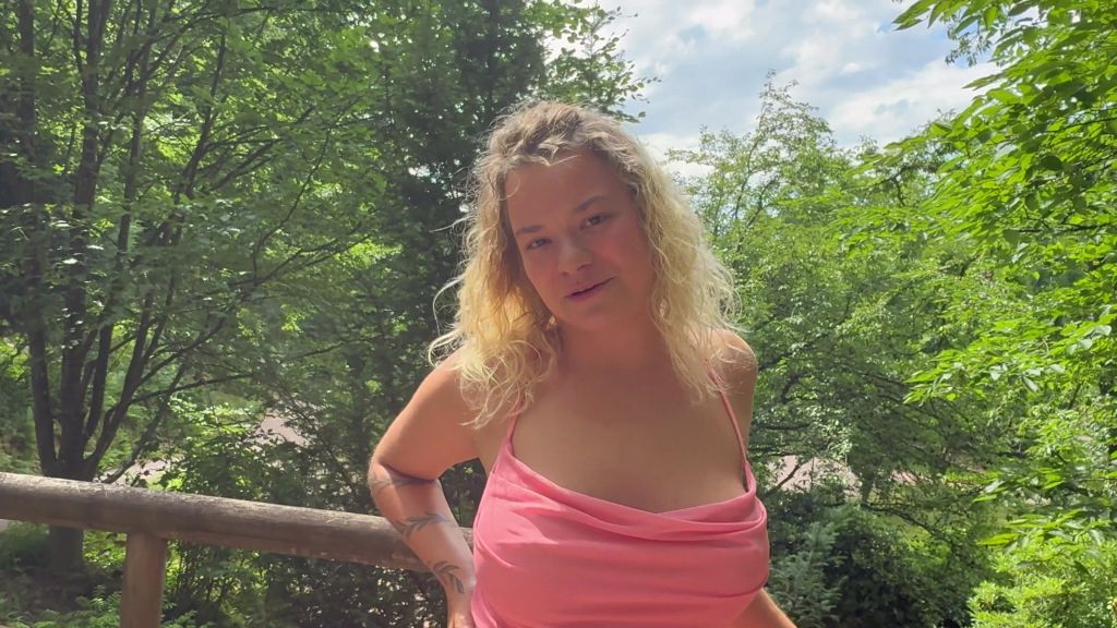 sexy foto nr. 2 von PUBLIC PISS im Stadtpark! Dreistes Natursekt-Experiment vor