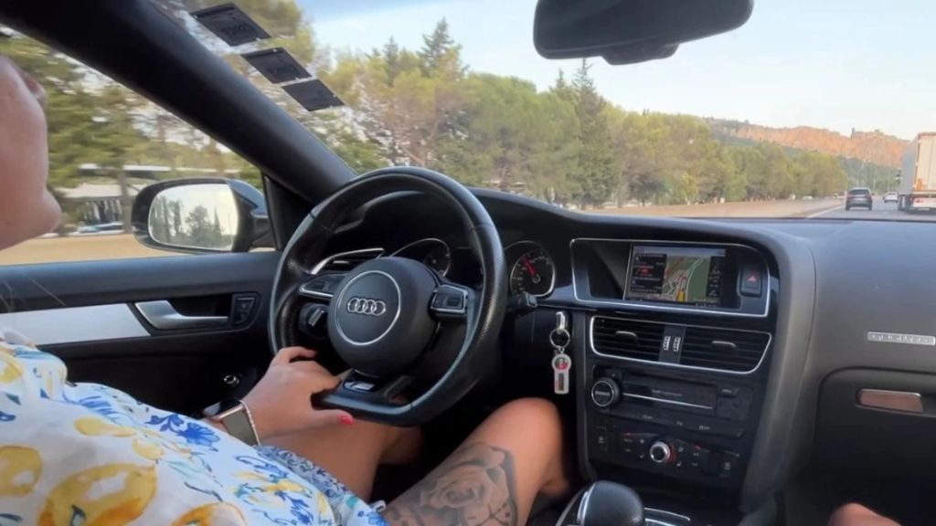 Vorschaubild zum Video „Handjob auf der Autobahn 🍆“ von Lucie Bavarina