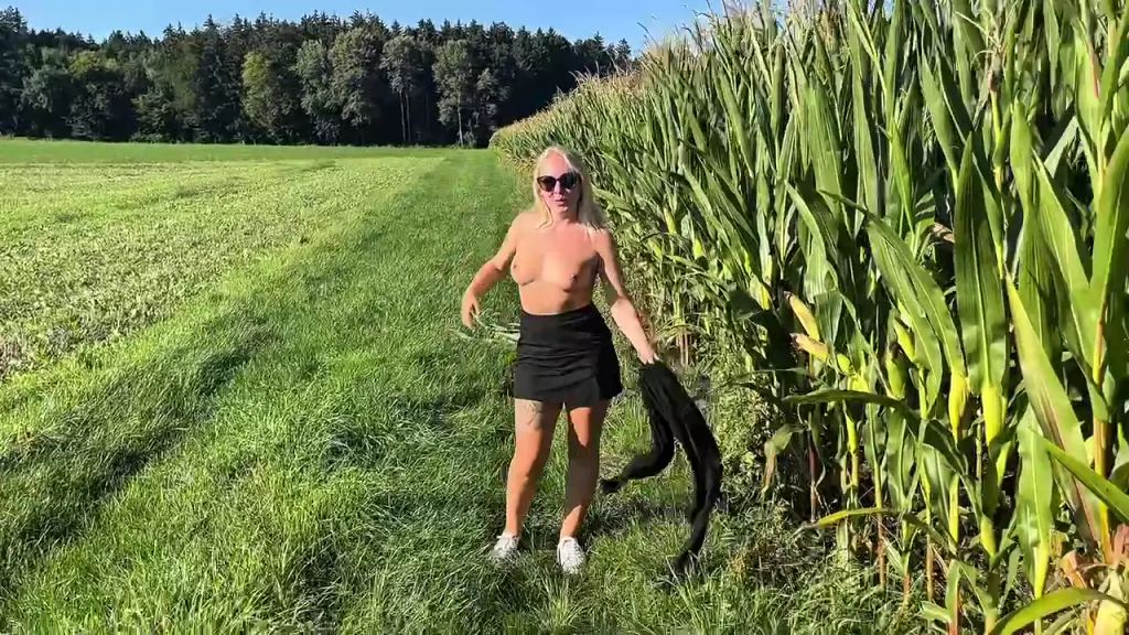 Vorschaubild 1 zum Video „Im Maisfeld Natursex pur – AO Doggy-Action“