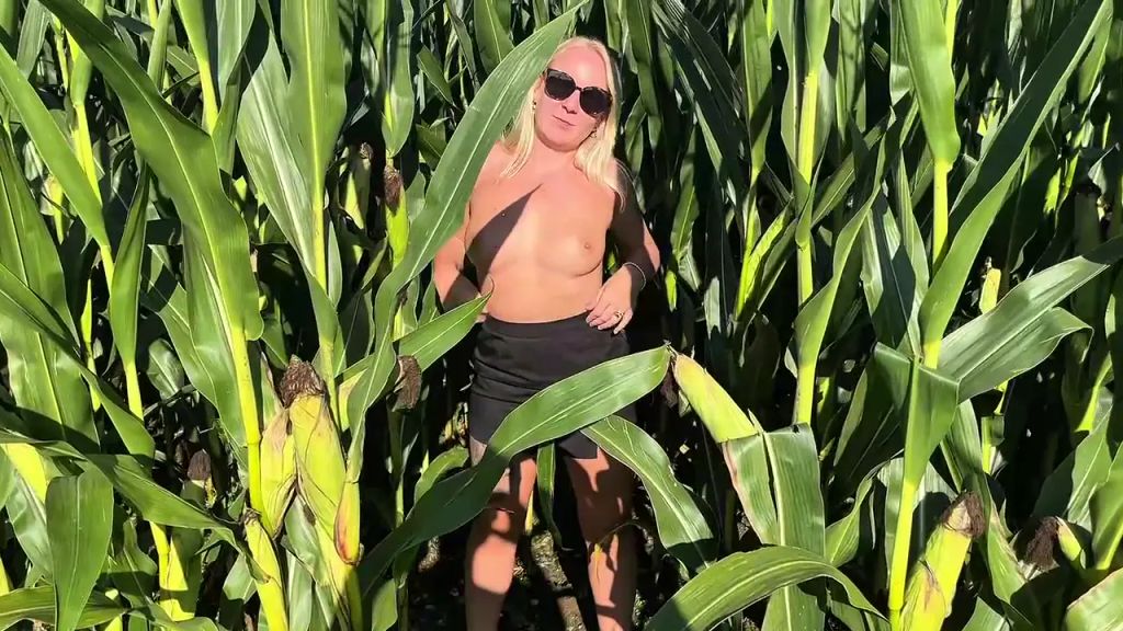 Vorschaubild 2 zum Video „Im Maisfeld Natursex pur – AO Doggy-Action“