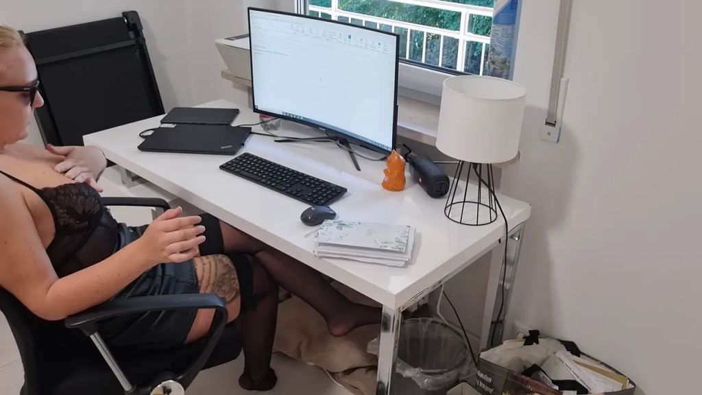 Vorschaubild 1 zum Video „💦 Premiere! Mein erster Squirt - mit XXL-Dildo gefickt“