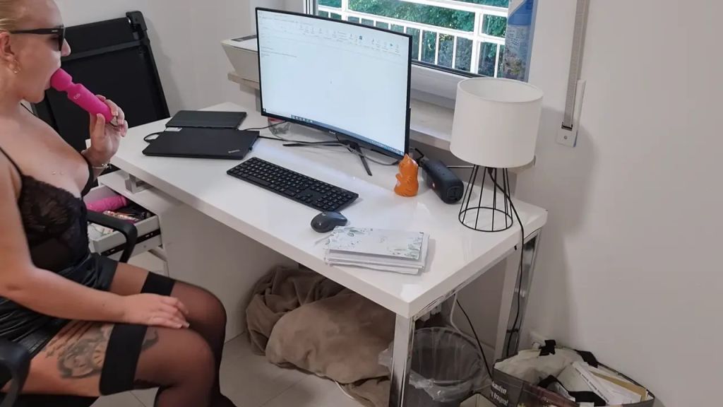 Vorschaubild 2 zum Video „💦 Premiere! Mein erster Squirt - mit XXL-Dildo gefickt“