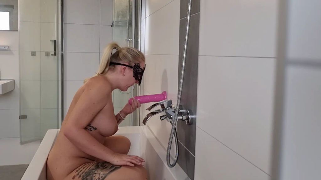 Vorschaubild 1 zum Video „|| Badewannen-Gelüste: XXL Dildo dehnt meine enge Fotze ||“