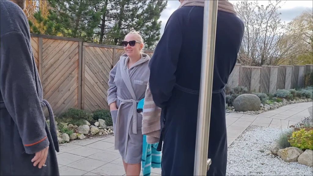 Vorschaubild 1 zum Video „ERSTES MAL zwei Schwänze || Sperma-Peeling in der Therme“