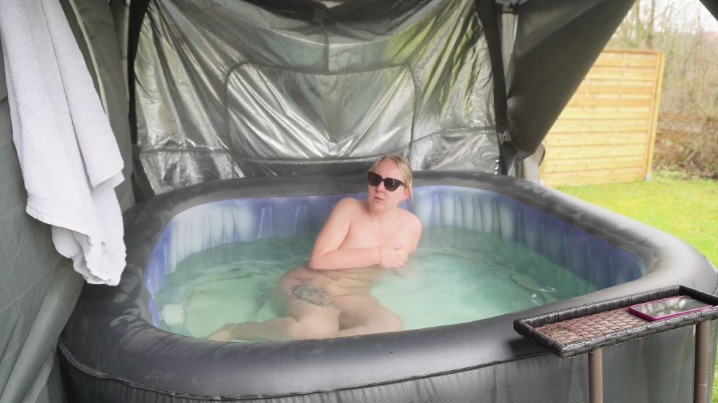 Vorschaubild 1 zum Video „Postbote mit XXXL-Gerät fickt mich  AO im Whirlpool“