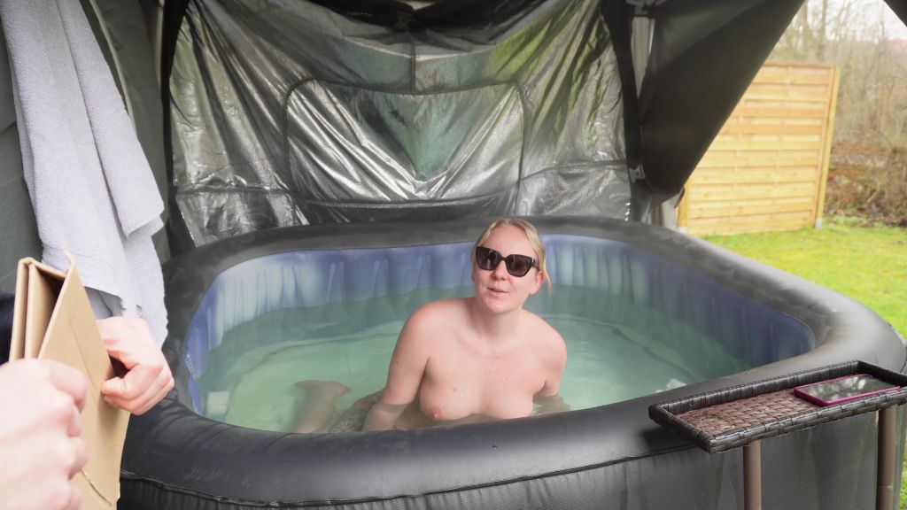 Vorschaubild 2 zum Video „Postbote mit XXXL-Gerät fickt mich  AO im Whirlpool“