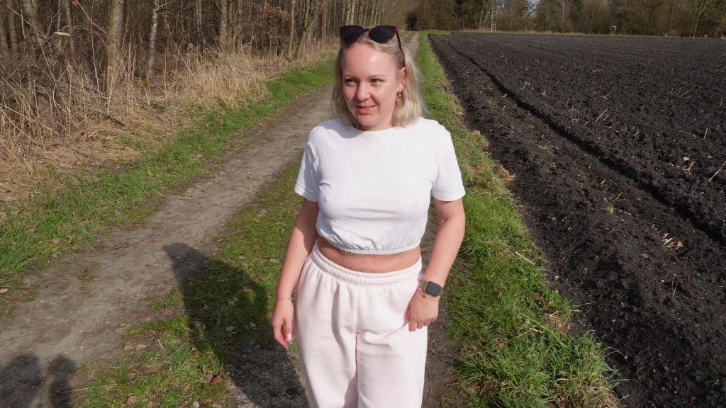 Vorschaubild 1 zum Video „Mehr PUBLIC geht nicht!! Am Waldrand vom FÖRSTER zerfickt“