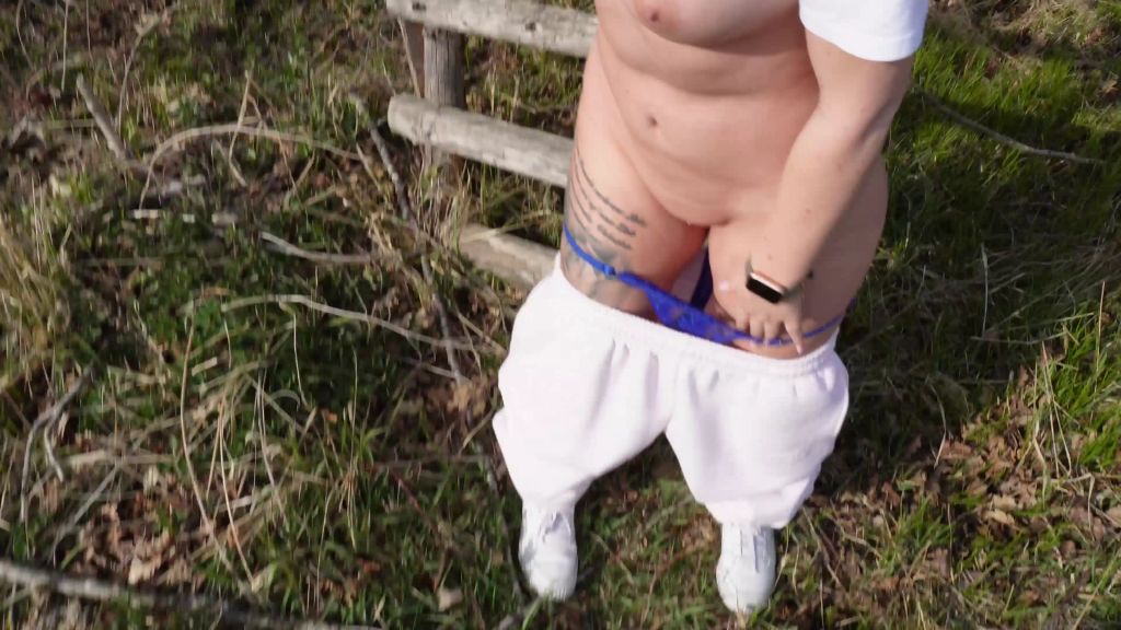 Vorschaubild 4 zum Video „Mehr PUBLIC geht nicht!! Am Waldrand vom FÖRSTER zerfickt“