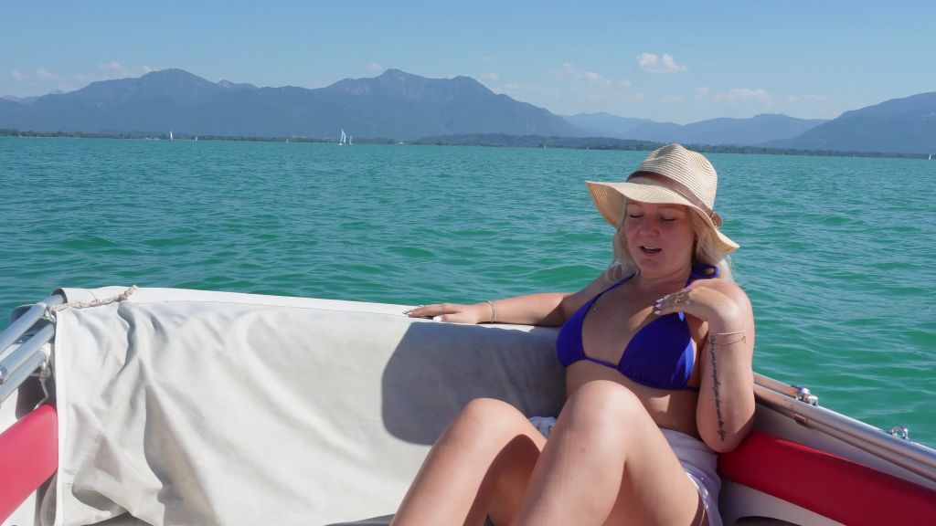 Vorschaubild 1 zum Video „MITTEN auf dem CHIEMSEE Kapitän verführt + gefickt!“