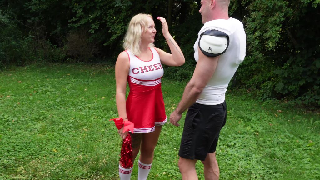 Vorschaubild 1 zum Video „SIEG!! Footballspieler + Cheerleader Lucie feiern – AO FICK!“