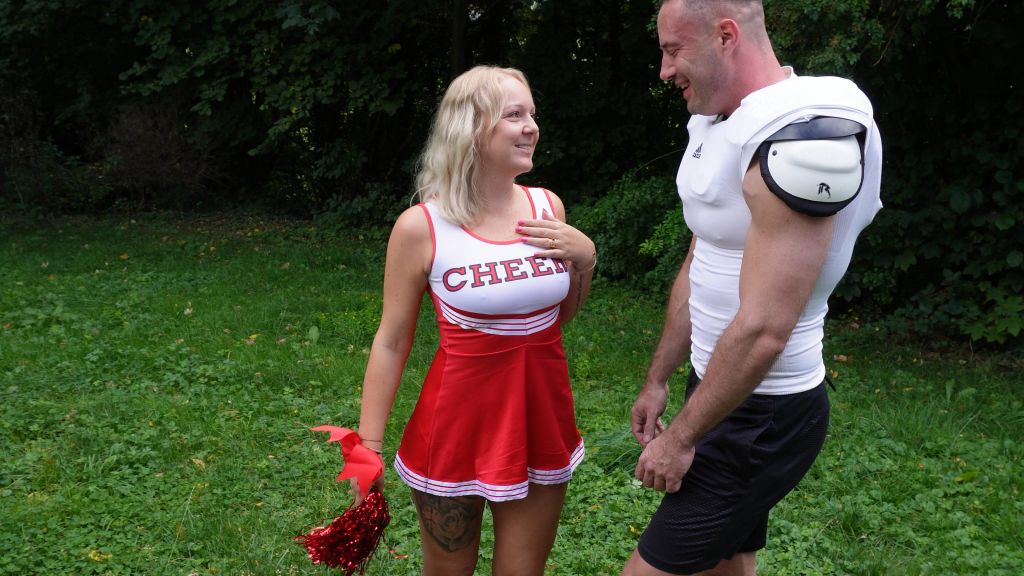 Vorschaubild zum Video „SIEG!! Footballspieler + Cheerleader Lucie feiern – AO FICK!“ von Lucie Bavarina