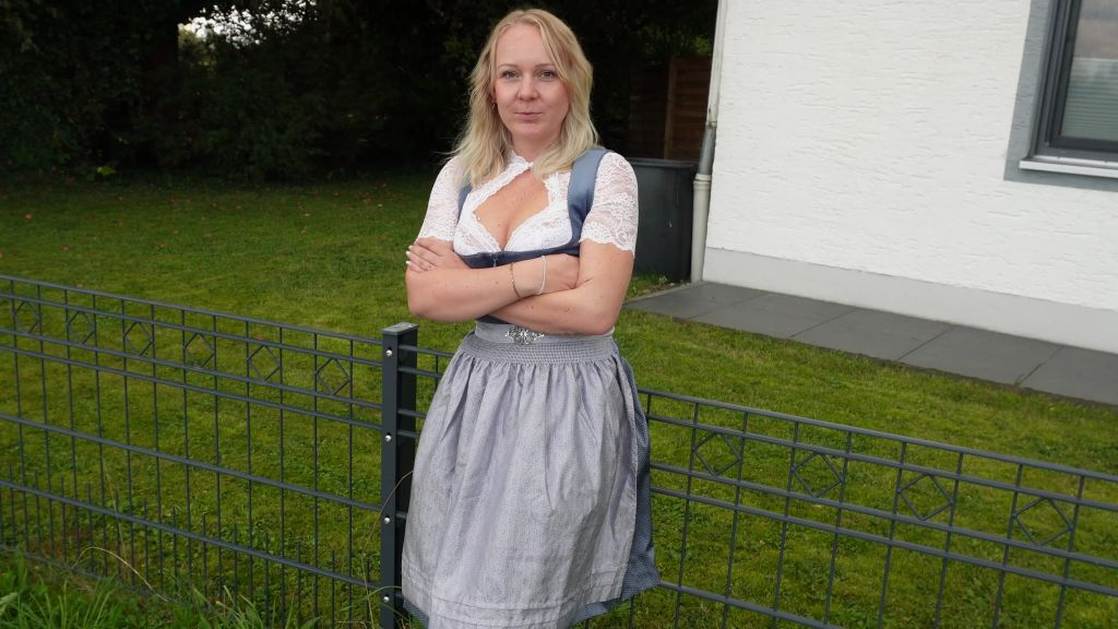 Vorschaubild 1 zum Video „OKTOBERFEST-AUFRISS - DIRNDL-Schlampe billig abgeschleppt“