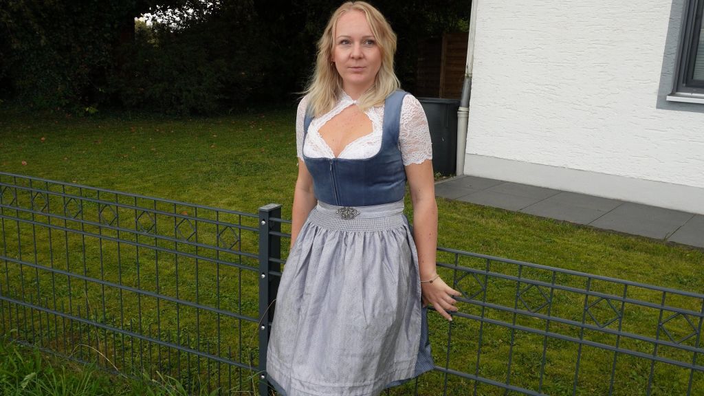 Vorschaubild zum Video „OKTOBERFEST-AUFRISS - DIRNDL-Schlampe billig abgeschleppt“ von Lucie Bavarina