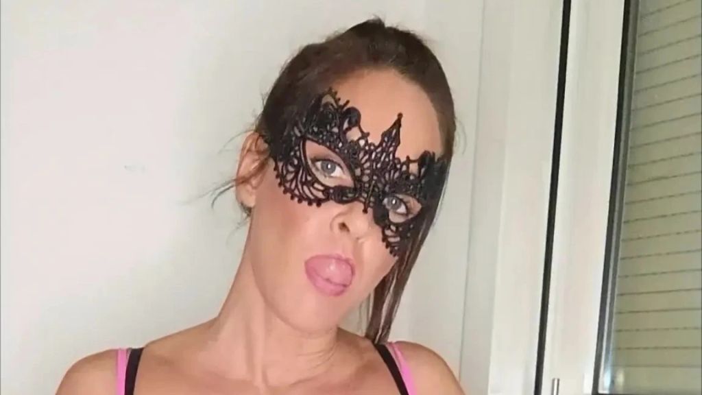 Vorschaubild zum Video „BIN ICH NYPHOMAN??? Vor dem USER DATE hart besorgt - mit Plu“ von Valerie Vex