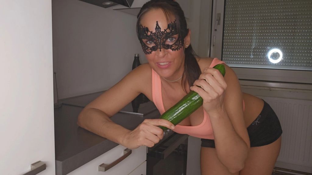Vorschaubild zum Video „Notgeil Einkaufen ist keine gute Idee! Mit Essen spielt man“ von Valerie Vex