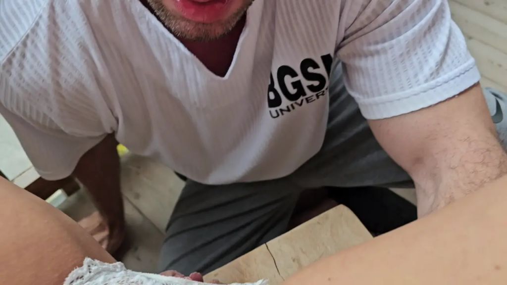 Vorschaubild 2 zum Video „PUBLIC AO-FICK für meinen PERVERSEN Spanner-Nachbarn!!“