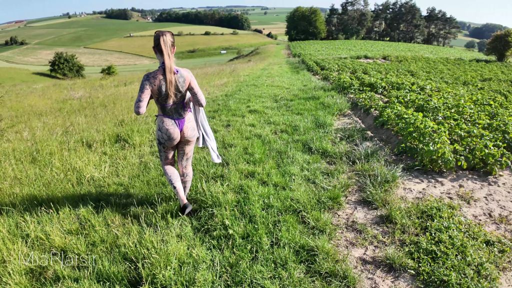 sexy foto nr. 1 von Sonnencreme-Action… plötzlich topless 🌞🔥