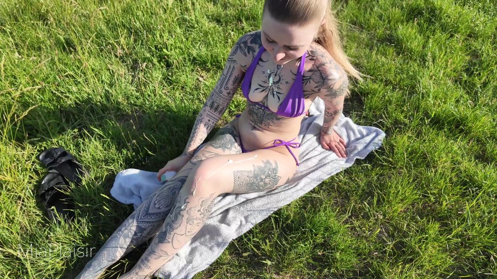 sexy foto nr. 4 von Sonnencreme-Action… plötzlich topless 🌞🔥