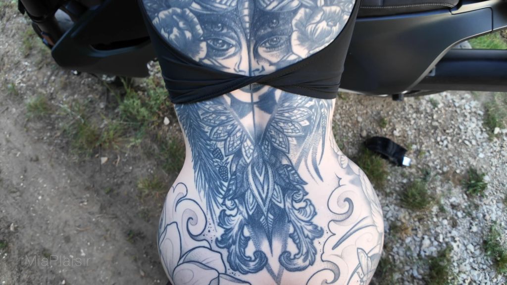 sexy foto nr. 7 von Motorrad-Quickie im Grünen