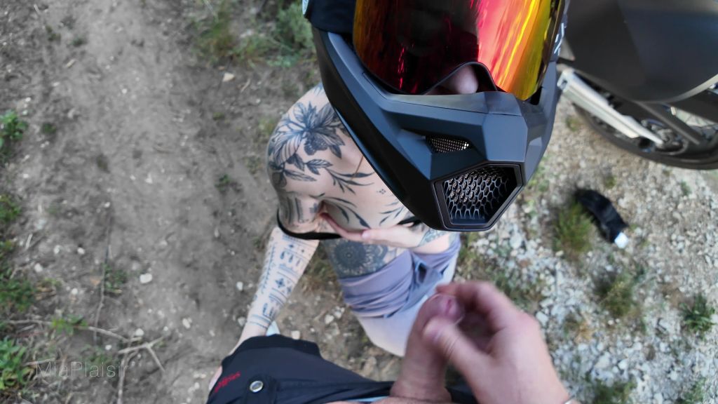 sexy foto nr. 9 von Motorrad-Quickie im Grünen