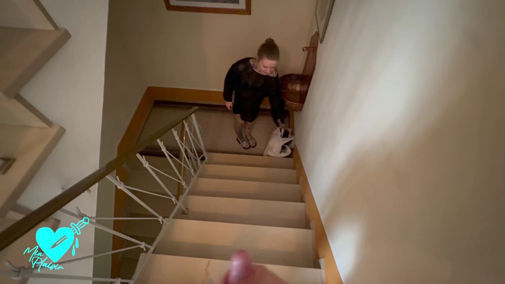 sexy foto nr. 2 von Riskanter Blowjob im Treppenhaus 💦