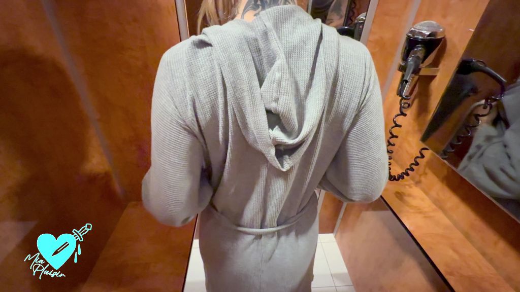 sexy foto nr. 1 von Riskant in der Umkleidekabine..🤫